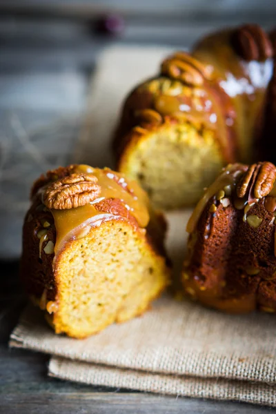 Házi őszi torta dióféle és karamell fából készült háttér — Stock Fotó