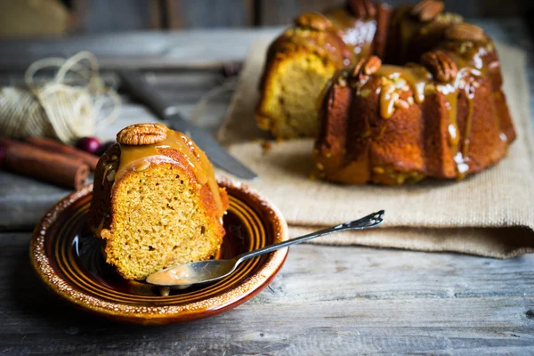 Hausgemachte Herbsttorte mit Nüssen und Karamell auf Holzgrund — Stockfoto