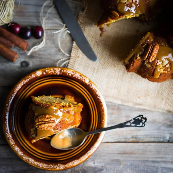 Pastel casero de otoño con nueces y caramelo sobre fondo de madera —  Fotos de Stock