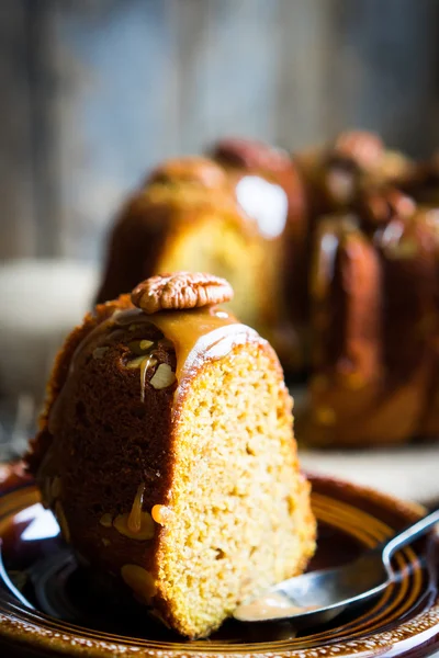 Hausgemachte Herbsttorte mit Nüssen und Karamell auf Holzgrund — Stockfoto