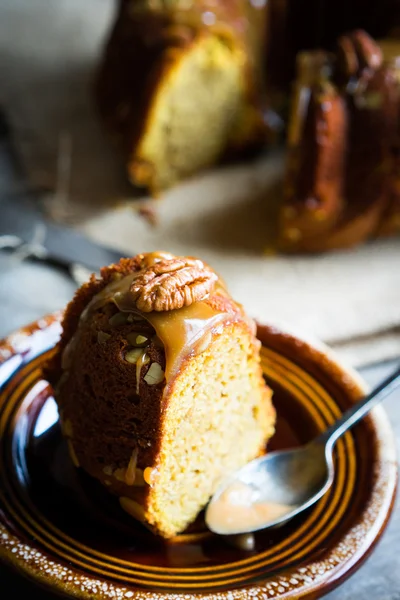 Hausgemachte Herbsttorte mit Nüssen und Karamell auf Holzgrund — Stockfoto