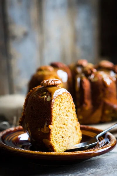 Pastel casero de otoño con nueces y caramelo sobre fondo de madera — Foto de Stock