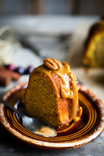 Zelfgemaakte herfst cake met noten en karamel op houten achtergrond — Stockfoto