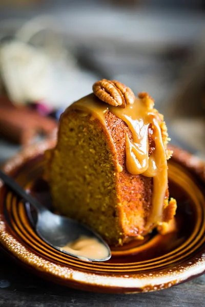 Zelfgemaakte herfst cake met noten en karamel op houten achtergrond — Stockfoto