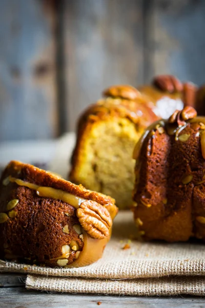 Домашний осенний торт с орехами и карамелью на деревянном фоне — стоковое фото