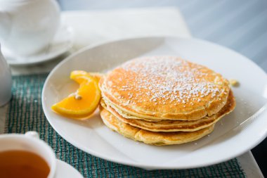 Beyaz tepside pudra şekeri ile Pancakes