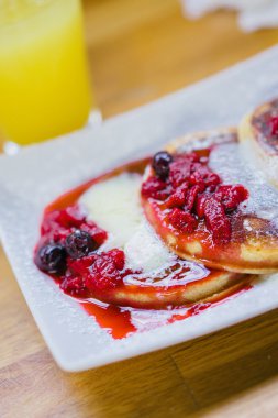 Çilek ve krema ile pancakers