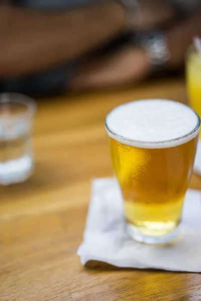 Glas Bier vom Fass im Café — Stockfoto