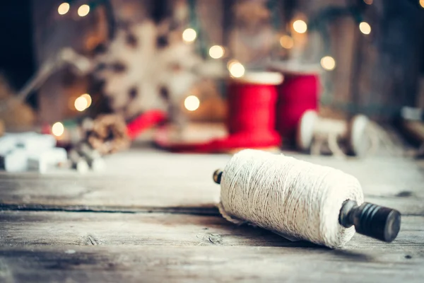 Decoração de Natal no fundo de madeira rústica — Fotografia de Stock