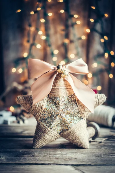 Decoração de Natal no fundo de madeira rústica — Fotografia de Stock