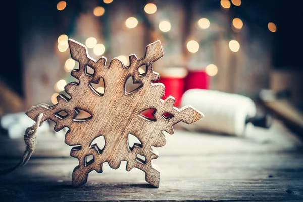 Decoração de Natal no fundo de madeira rústica — Fotografia de Stock