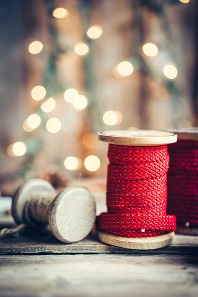 Decoração de Natal no fundo de madeira rústica — Fotografia de Stock