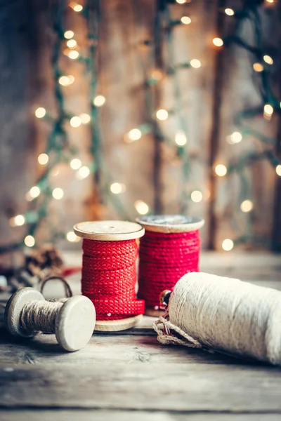 Decoração de Natal no fundo de madeira rústica — Fotografia de Stock