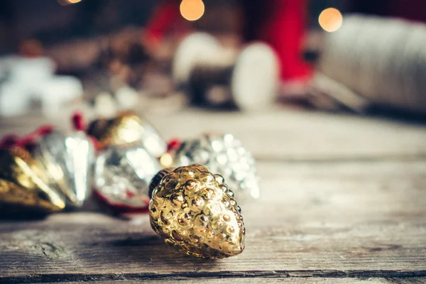 Decoração de Natal no fundo de madeira rústica — Fotografia de Stock