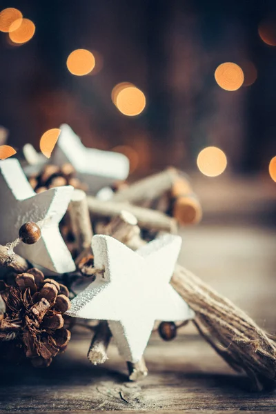 Decoração de Natal no fundo de madeira rústica — Fotografia de Stock