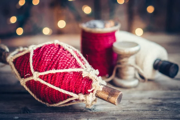 Decoração de Natal no fundo de madeira rústica — Fotografia de Stock