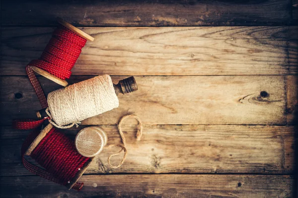 Decoración navideña sobre fondo rústico de madera —  Fotos de Stock