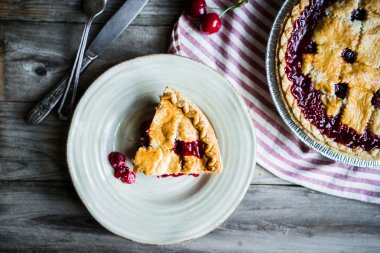 Ev yapımı vişneli turta 