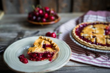 Ev yapımı vişneli turta 