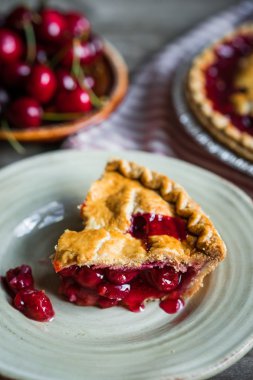 Ev yapımı vişneli turta 