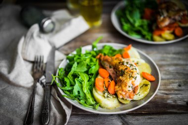 Tavuk patates ve Roka Salatası ile 