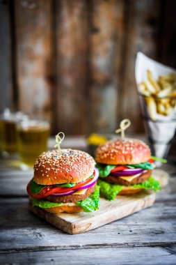 Arka plan üzerinde ev yapımı hamburger