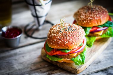 Arka plan üzerinde ev yapımı hamburger