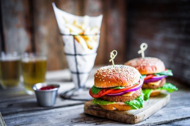 Arka plan üzerinde ev yapımı hamburger