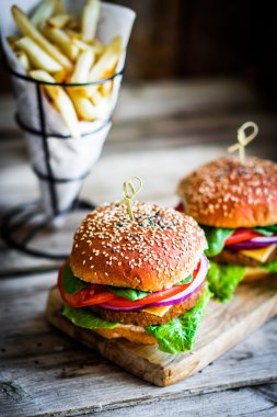 Arka plan üzerinde ev yapımı hamburger