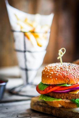 Arka plan üzerinde ev yapımı hamburger