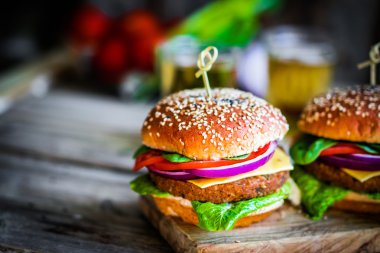 Arka plan üzerinde ev yapımı hamburger