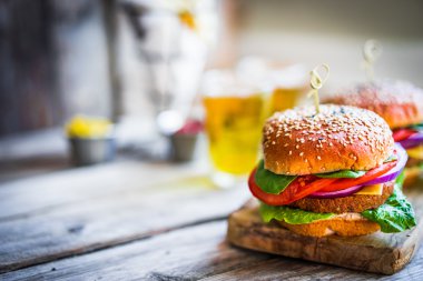 Arka plan üzerinde ev yapımı hamburger
