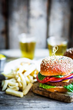 Arka plan üzerinde ev yapımı hamburger