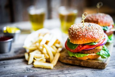 Arka plan üzerinde ev yapımı hamburger