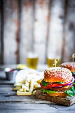 Arka plan üzerinde ev yapımı hamburger