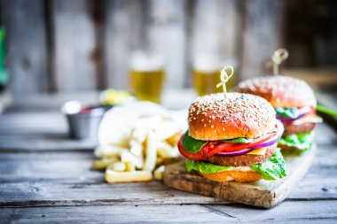 Arka plan üzerinde ev yapımı hamburger