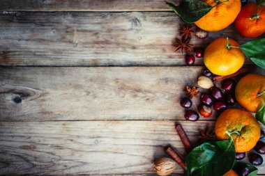 Mandalina ile fındık, kızılcık ve tarçın