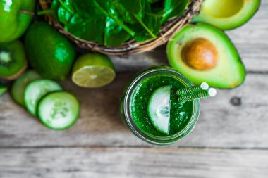 Ahşap zemin üzerine yeşil smoothie