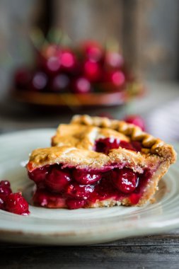 Rustik zemin üzerine ev yapımı vişneli tart