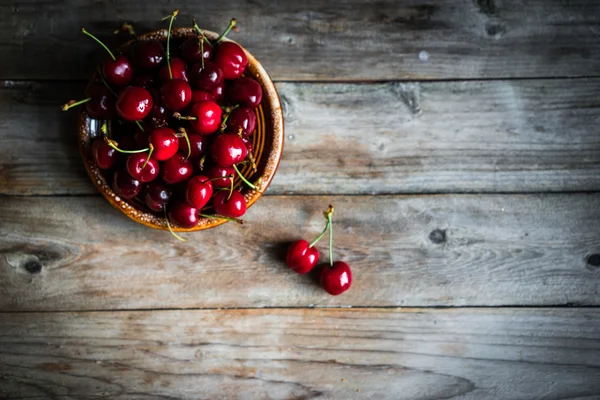 Cerezas dulces en tazón — Foto de Stock