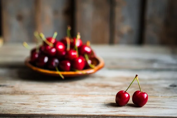 Sweet cherries in bowl — Stock Photo, Image
