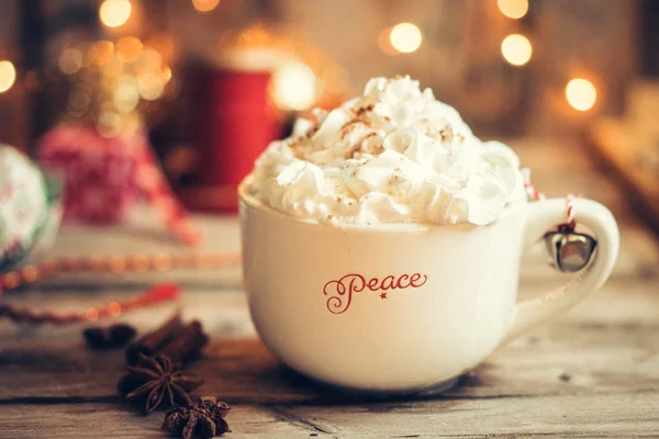 Warme chocolademelk in kerst mok — Stockfoto