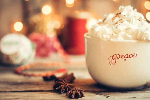 Warme chocolademelk in kerst mok — Stockfoto