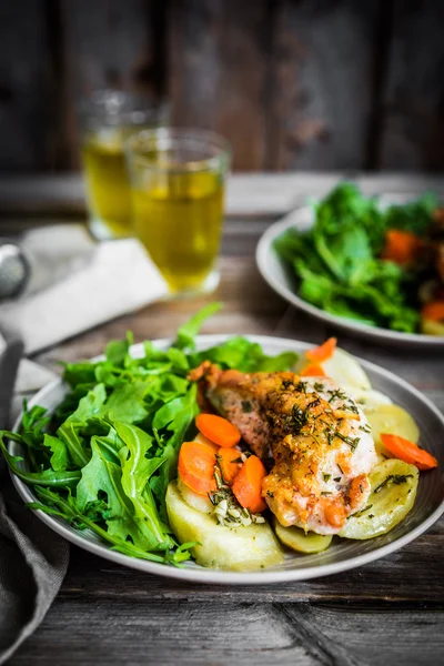 Huhn mit Kartoffeln und Rucola-Salat — Stockfoto