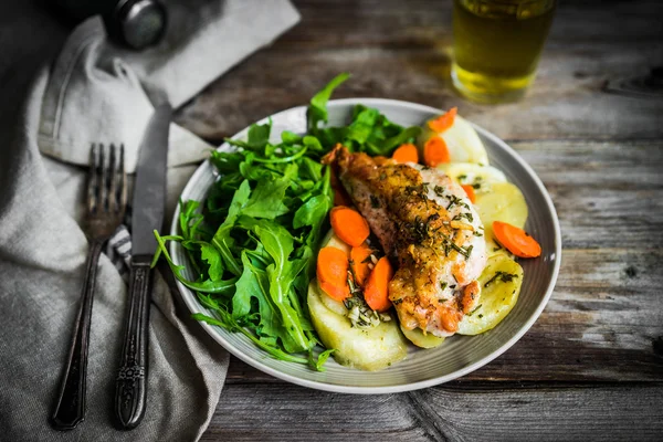 Huhn mit Kartoffeln und Rucola-Salat — Stockfoto