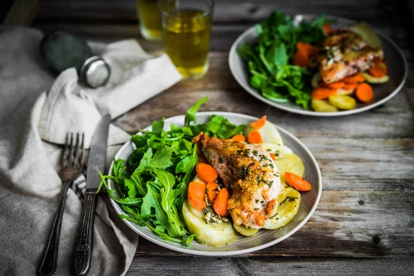 Kyckling med potatis och Ruccola sallad — Stockfoto