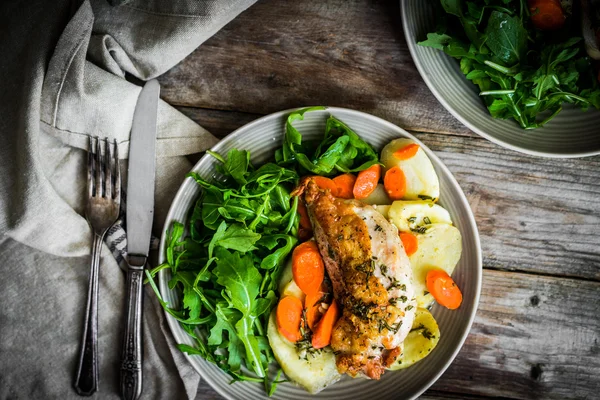 Huhn mit Kartoffeln und Rucola-Salat — Stockfoto