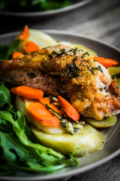 Poulet aux pommes de terre et salade de roquette — Photo