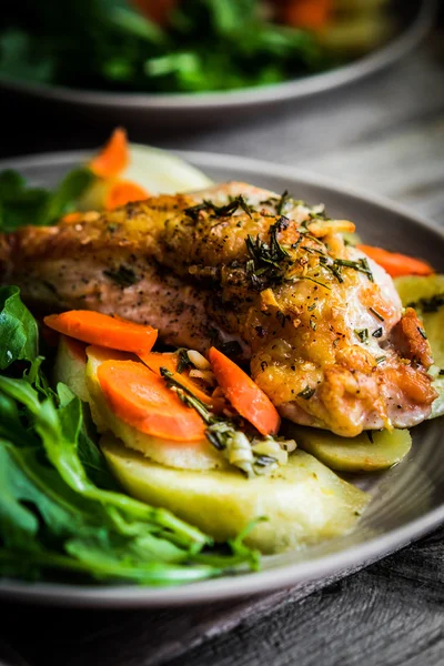 Huhn mit Kartoffeln und Rucola-Salat — Stockfoto