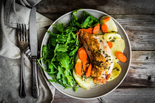 Pollo con papas y ensalada de rúcula —  Fotos de Stock